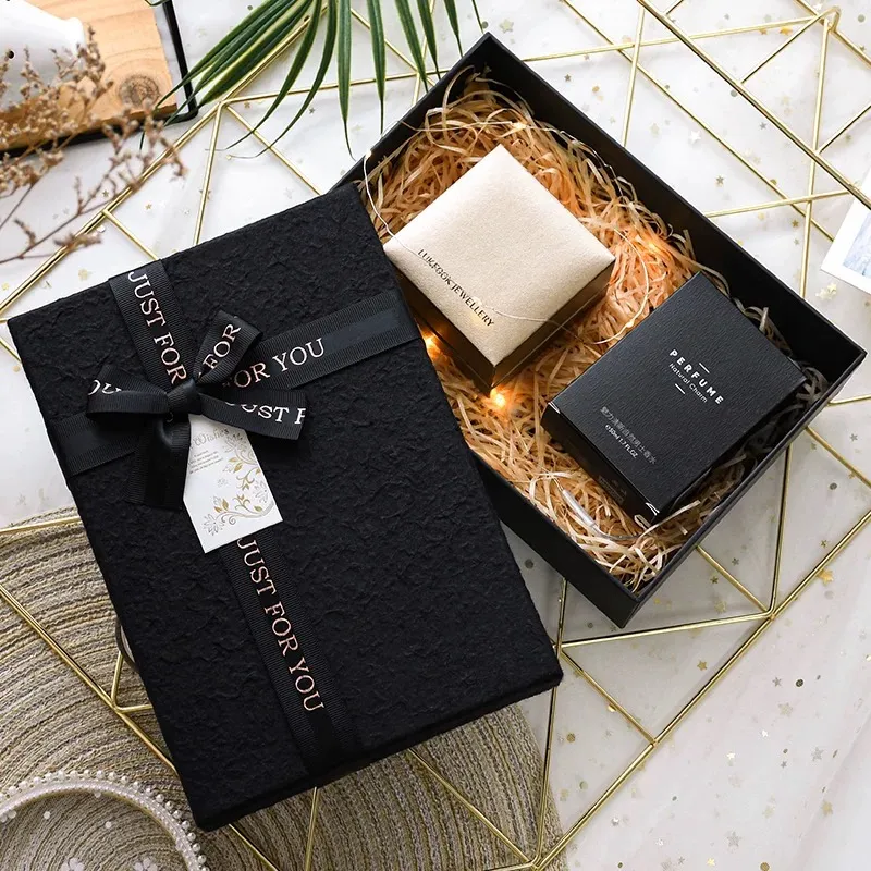 Die neue Parfüm-Geschenkbox-Serie wird auf den Markt gebracht und interpretiert die perfekte Verbindung von Luxus und Romantik