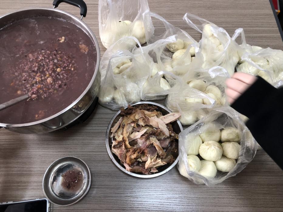 Mitarbeiter von Zemeijia feiern das Laba-Fest