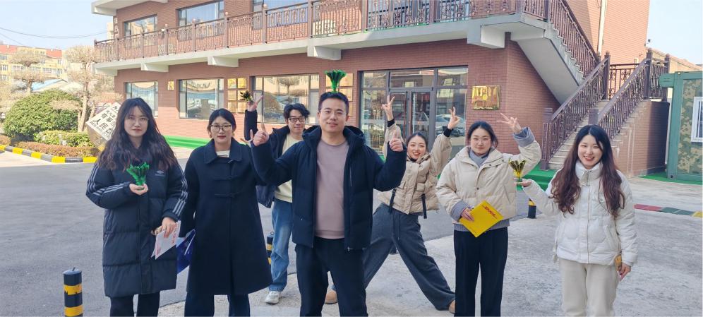 Zemeijia Lebhafte Federball-Trittaktivität.