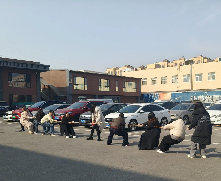 ​Mittags Tauziehen und Seilspringen in Zemeijia