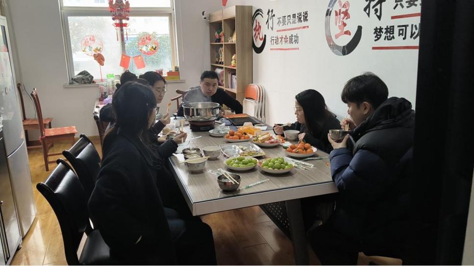 Süße und Einheit: Das ZMJ-Verpackungsteam feiert gemeinsam das Laternenfest