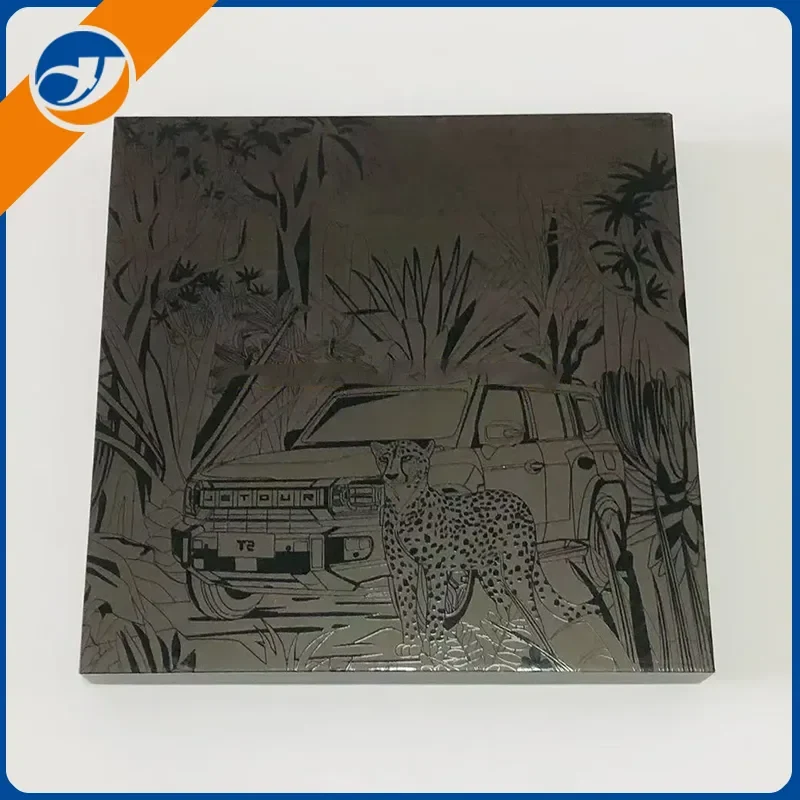 Schwarze Geschenkbox mit Mattprägung